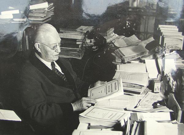 Paul Milioukov à sa table de travail